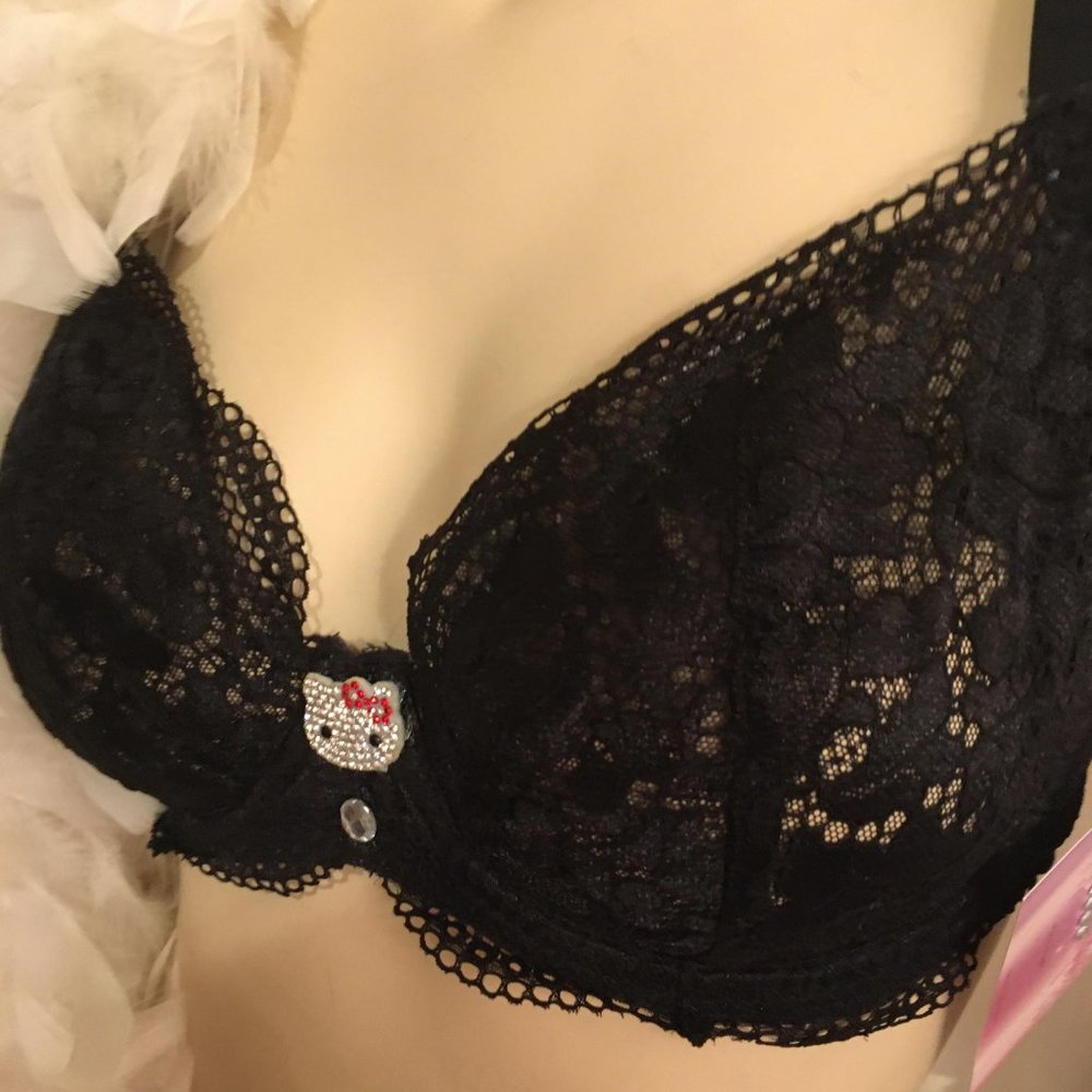 GORGEOUS pin up style lace bra and shorts set with hello kitty crystal details - Picture 6 of 12